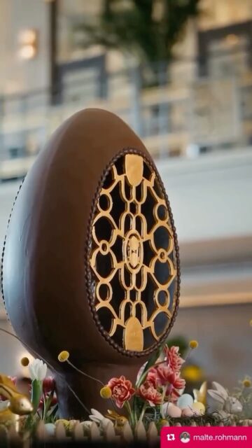 ✨ With intricate details, our custom stencils bring each presentation to life.

We extend our thanks to @malte.rohmann for this unique collaboration.

For Easter: @thepeninsulaistanbulhotel ’s Easter chocolate showpiece, echoed their lobby’s gold railing! 🍫 Edible art inspired by elegant design. 

🧑🏻‍🍳 @malte.rohmann 
🍽️ @thepeninsulaistanbulhotel 

#EasterChocolate #LobbyDesign #GoldDetails #EdibleArt #throwback